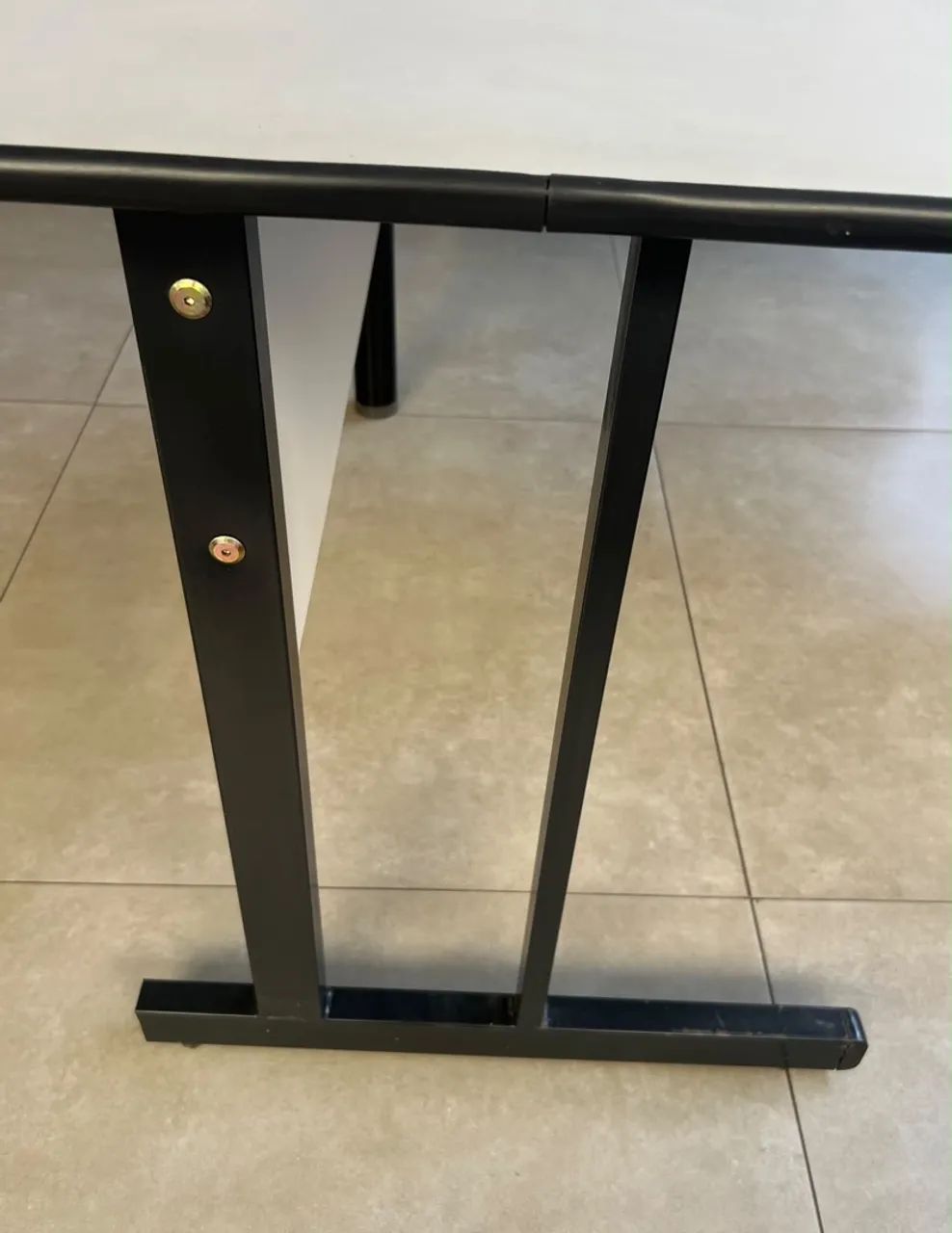 Mesa de escritório em L branca - Foto 3