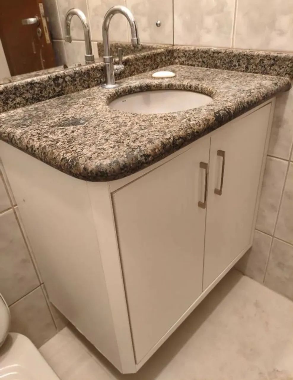 Gabinete de banheiro com bancada em granito + cuba + torneira