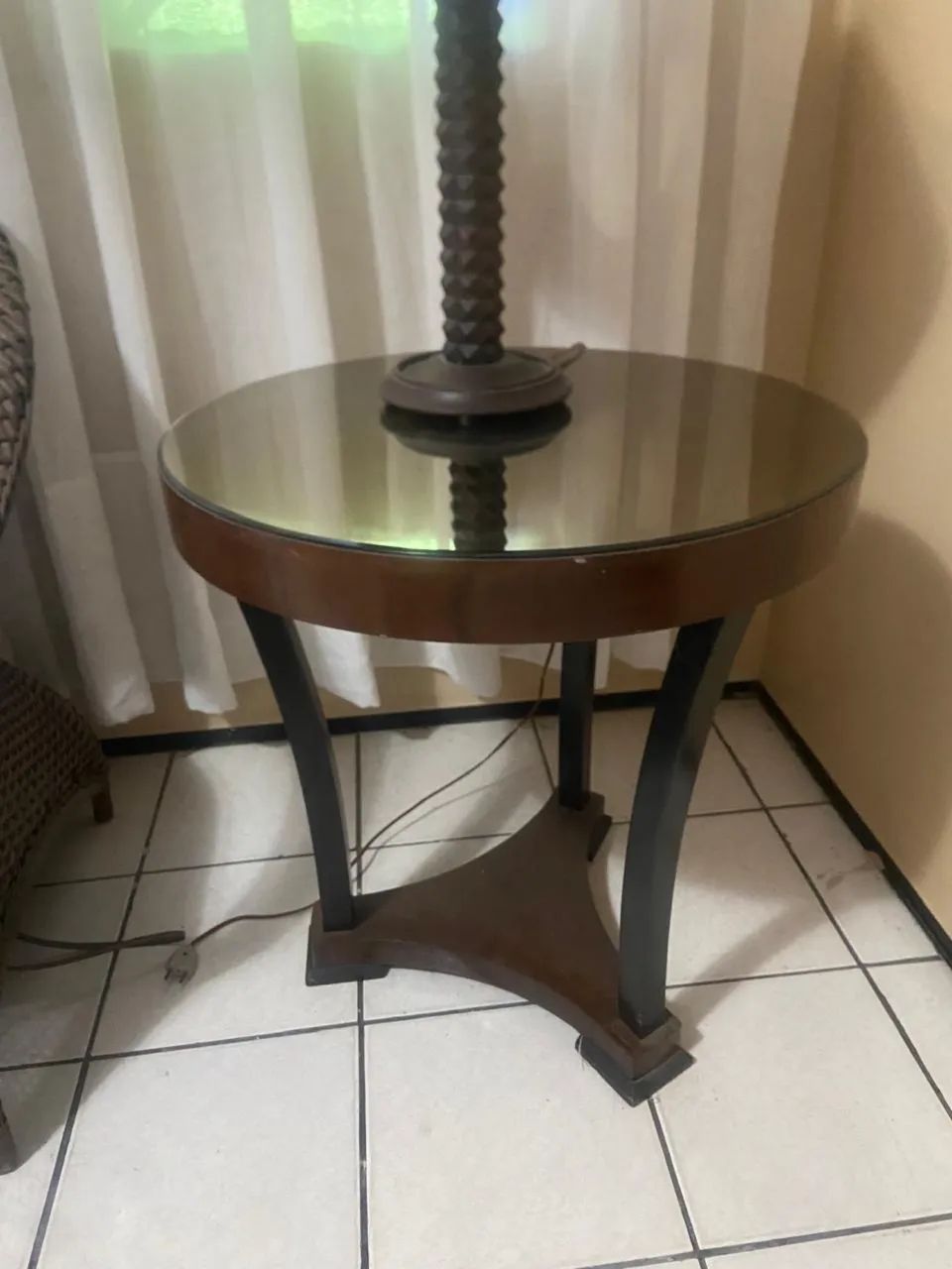 Abajur com base madeira trabalhada  - Foto 2