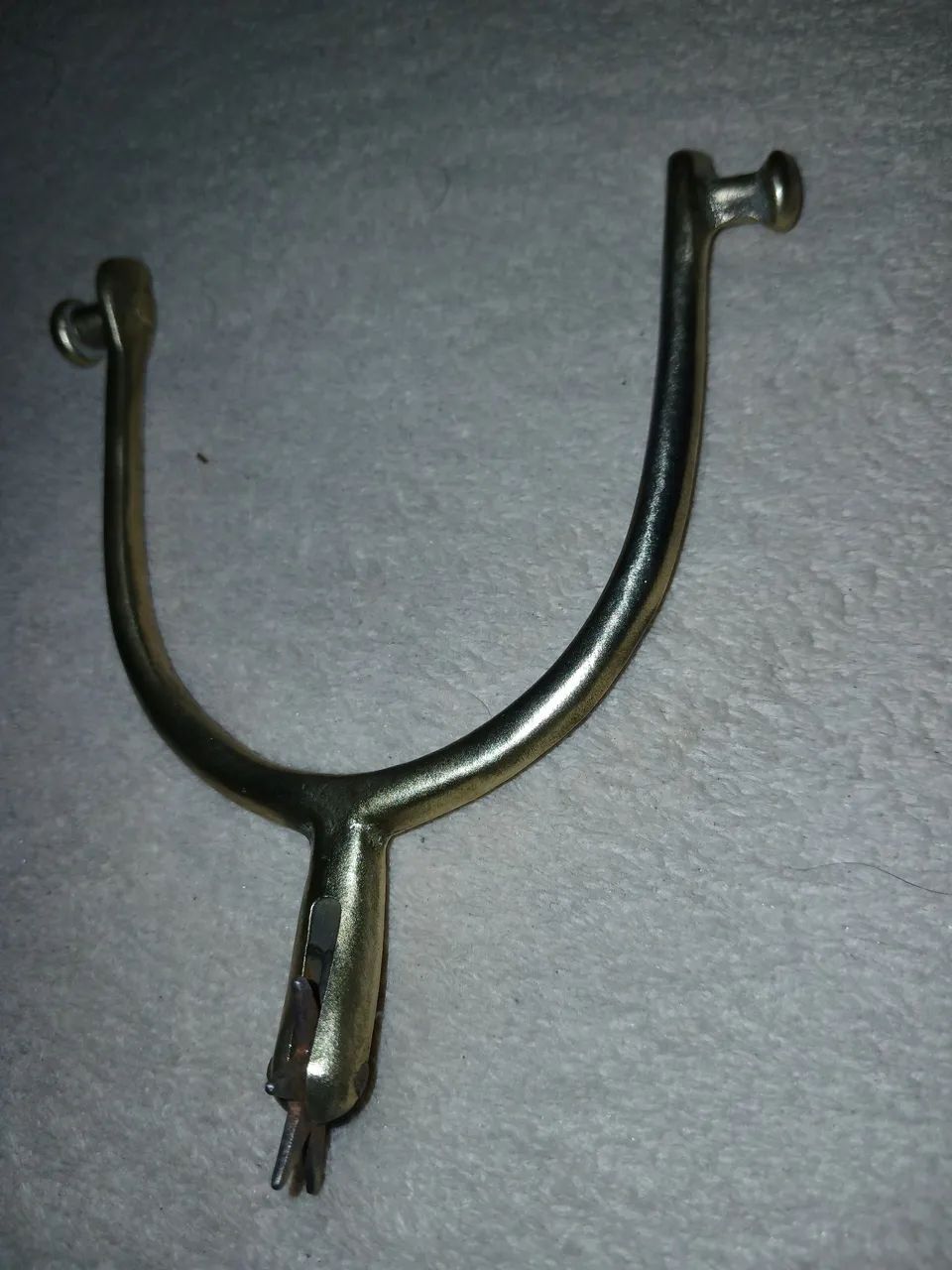 Espora antiga de metal dourado 