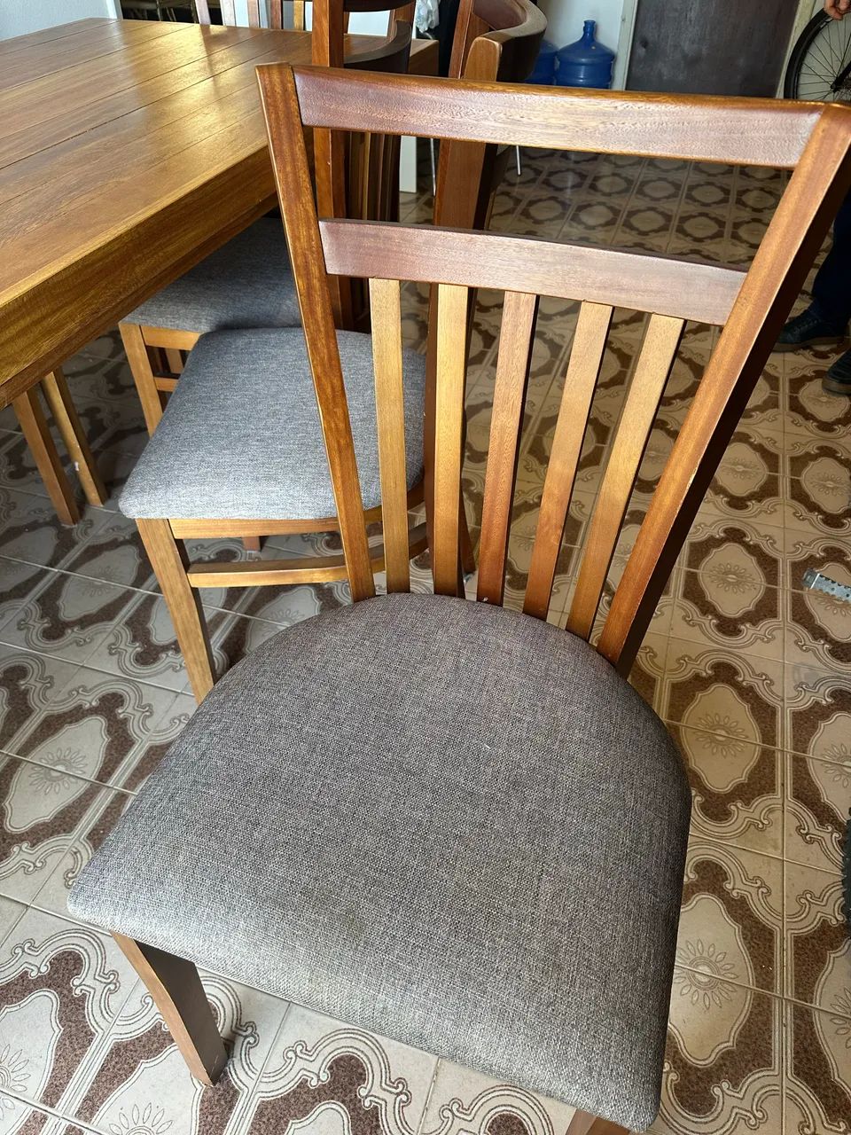 Mesa de madeira maciça 8 lugares + 8 cadeiras estofadas - Foto 3