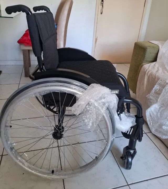 Cadeira de rodas (Nova) - Foto 3