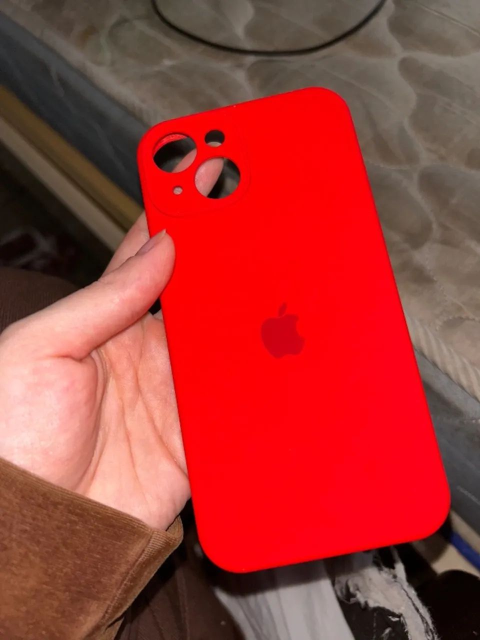 Capinha IPhone 14 silicone vermelha  - Foto 2