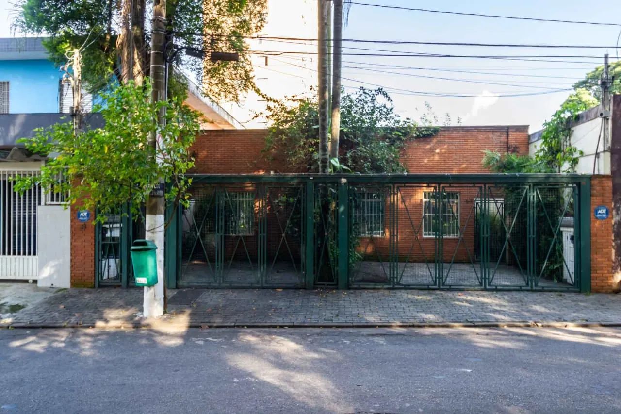Casa comercial na Praça Airton Ayres de Abreu, 38  300 m²