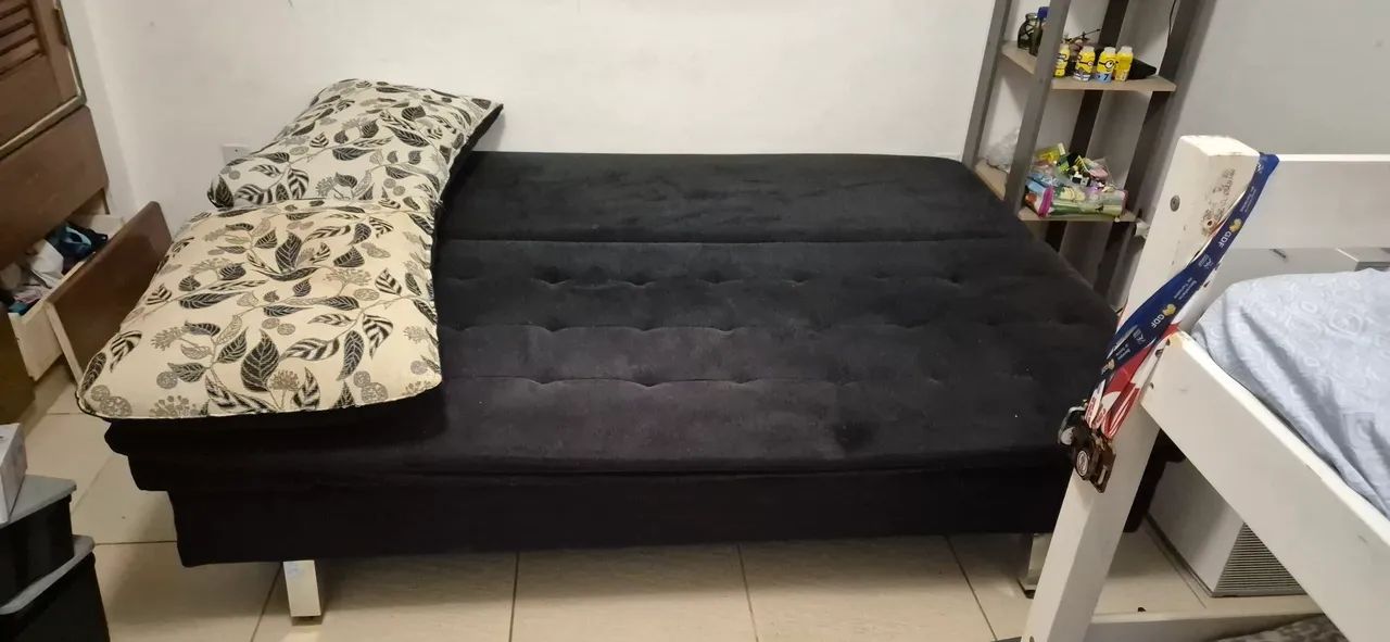 Sofá-cama preto com baú, braços ajustáveis e almofadas - Foto 2