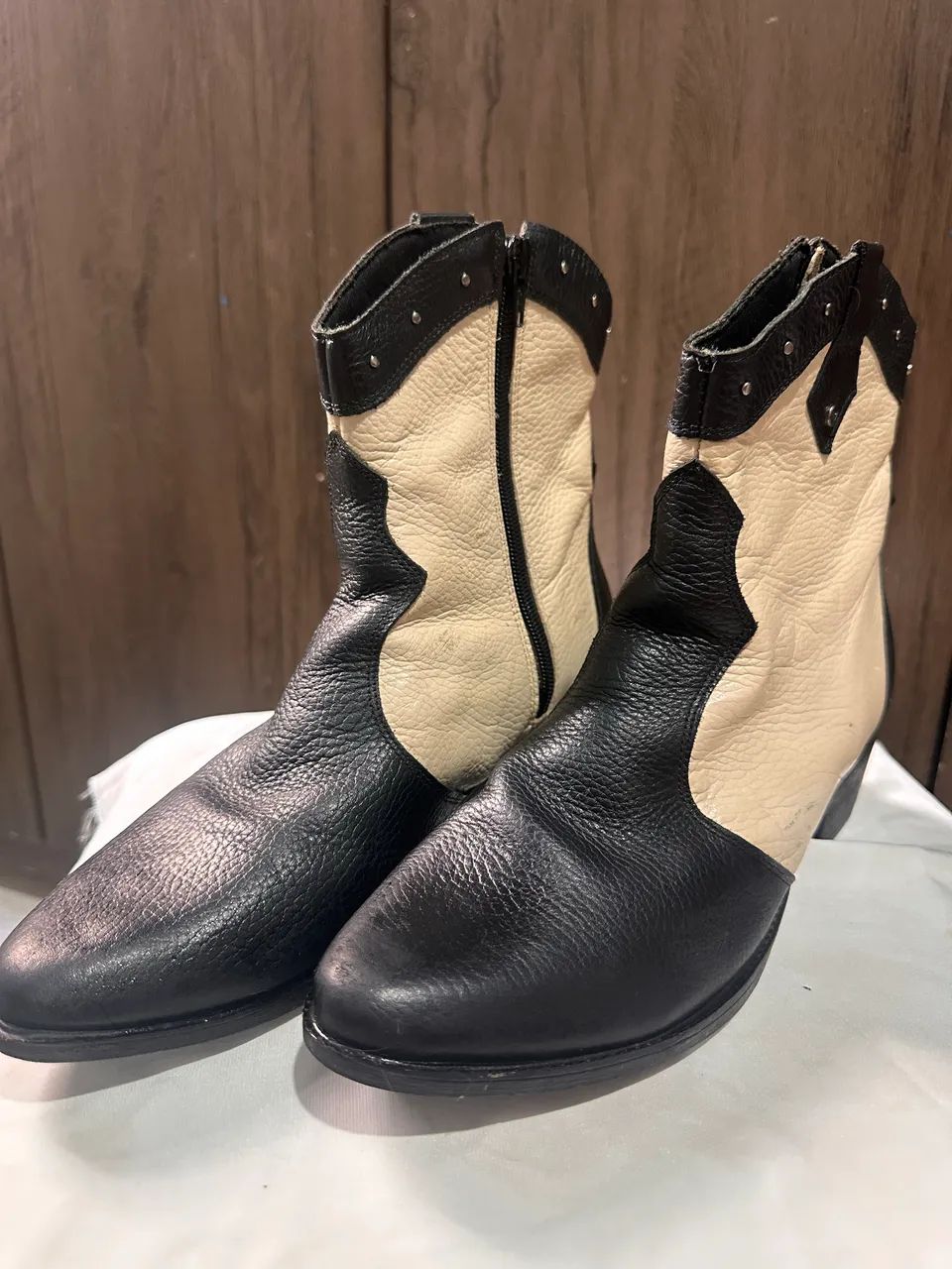 Bota cano curto em couro Legítimo 