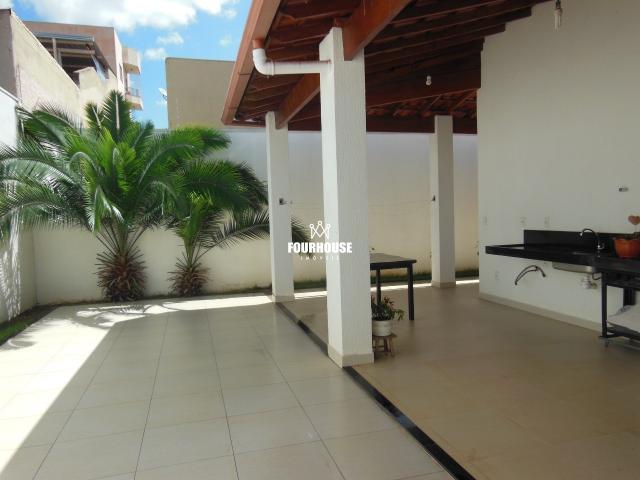 Casa á venda no bairro santa mônica com 03 quartos sendo 01 suíte com closet e sala integr