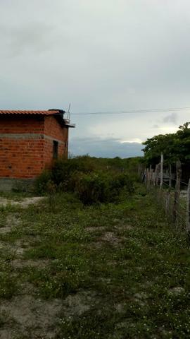 Vendo terreno com uma casa pequena dentro. Preço negociável! - Foto 6