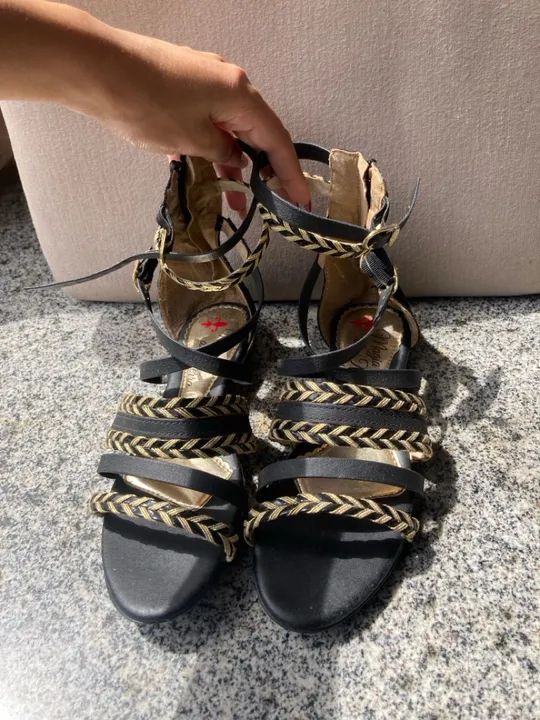 Sandália Feminina Preta com detalhe em dourado, tam 35 - Foto 4