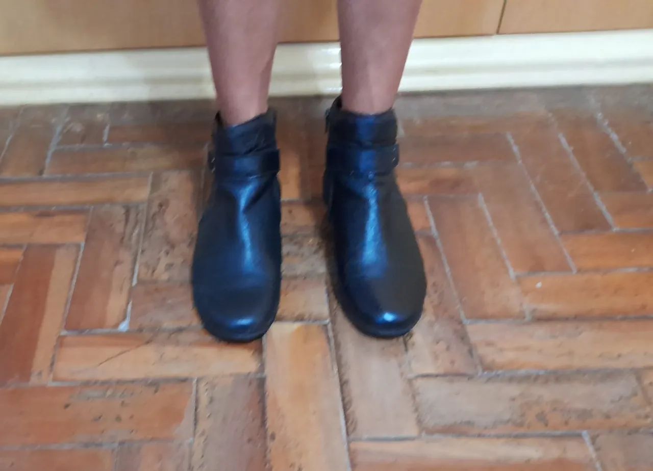 Vendo bota de couro, preta, tamanho 38 - Foto 5