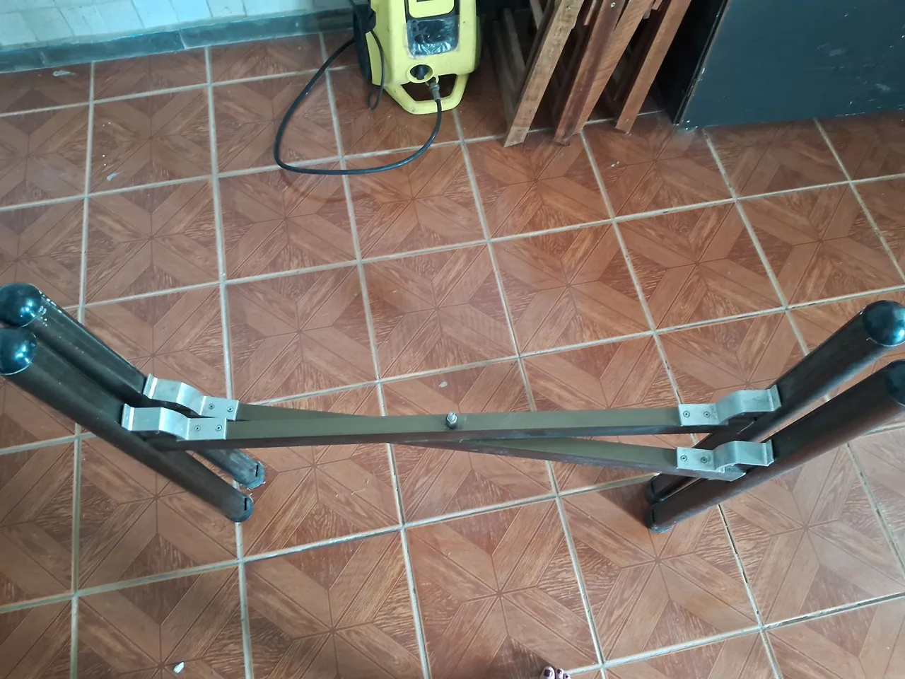 Pés de mesa dobráveis em alumínio.