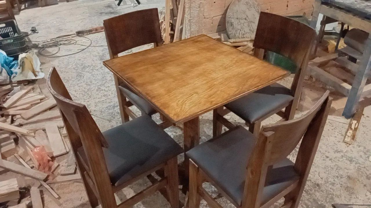 Conjunto de mesa com 4 cadeiras de madeira - Foto 3