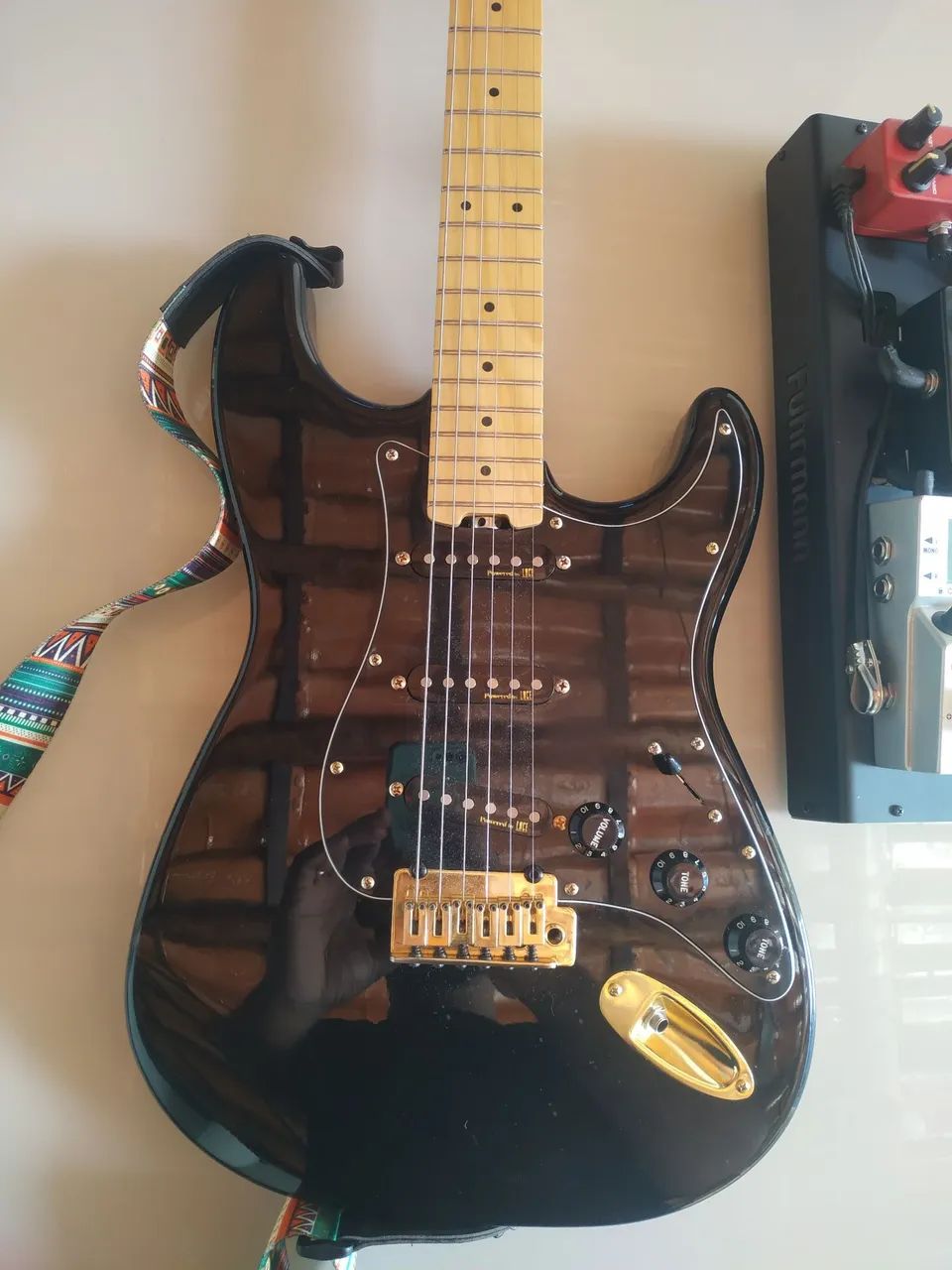 Guitarra studebaker sky hawk Stratocaster Black com Hardware Dourado
