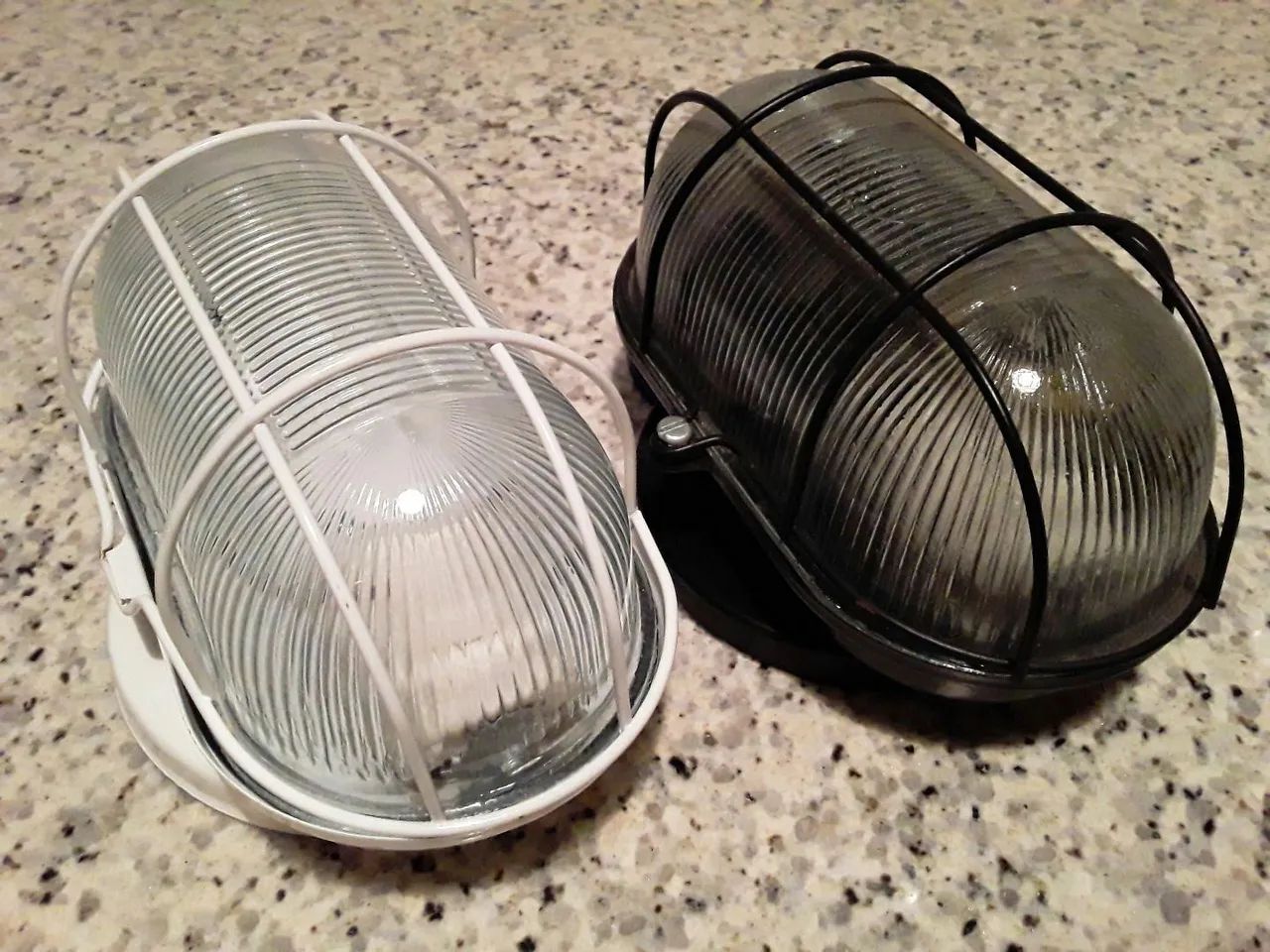 Luminárias tipo tartaruga com difusor em vidro e estrutura  em metal.