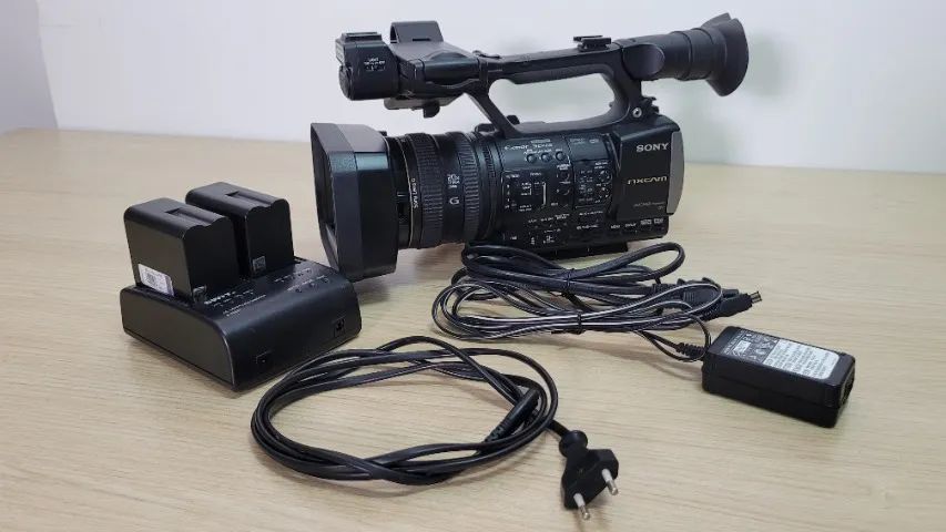 Sony HXR-NX3 Professional Full HD 50 Mbps XAVC HD 3CMOS Camera with Complete Accessories