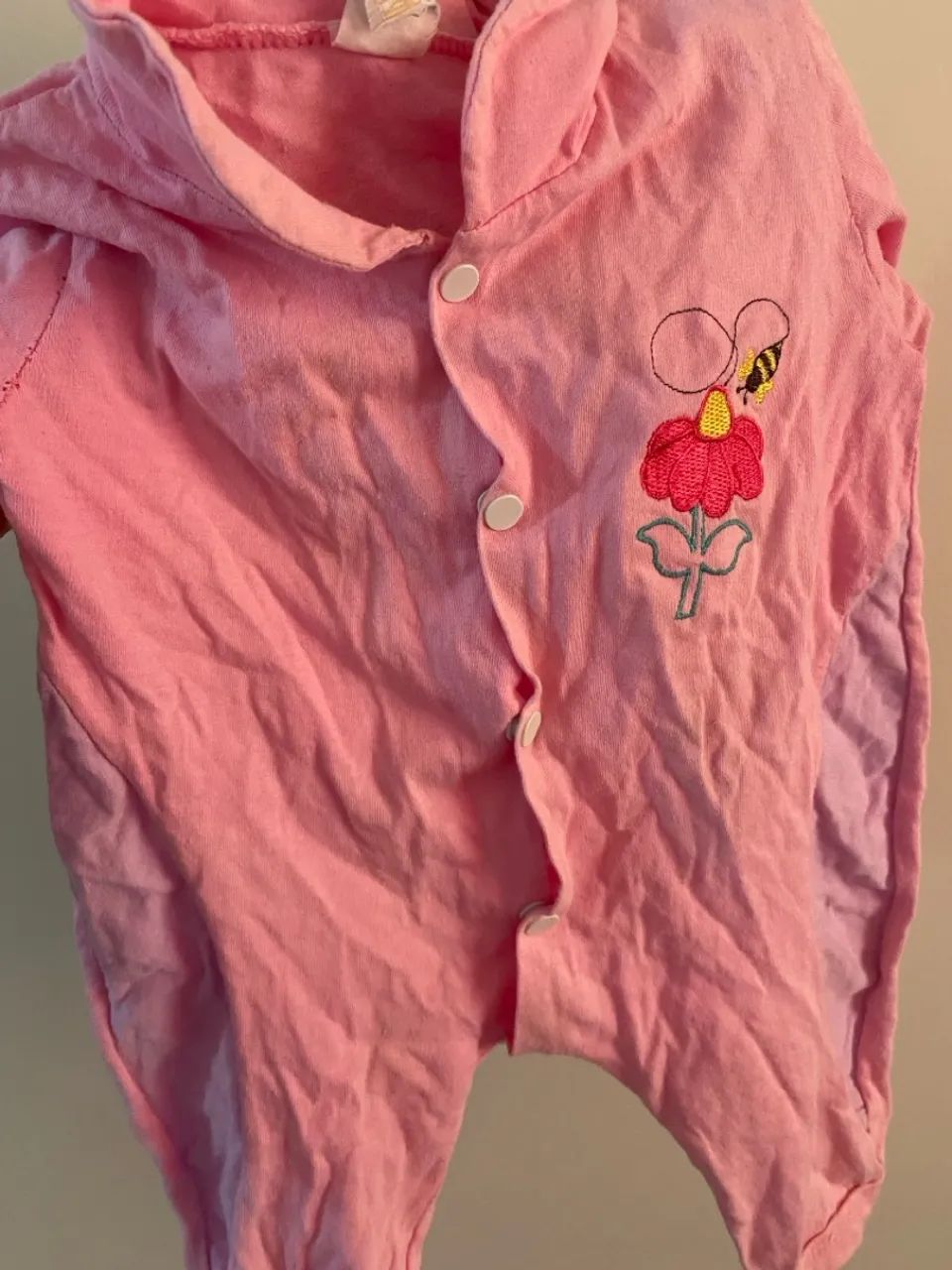 Macacão Bebê Rosa com Detalhe de Flor