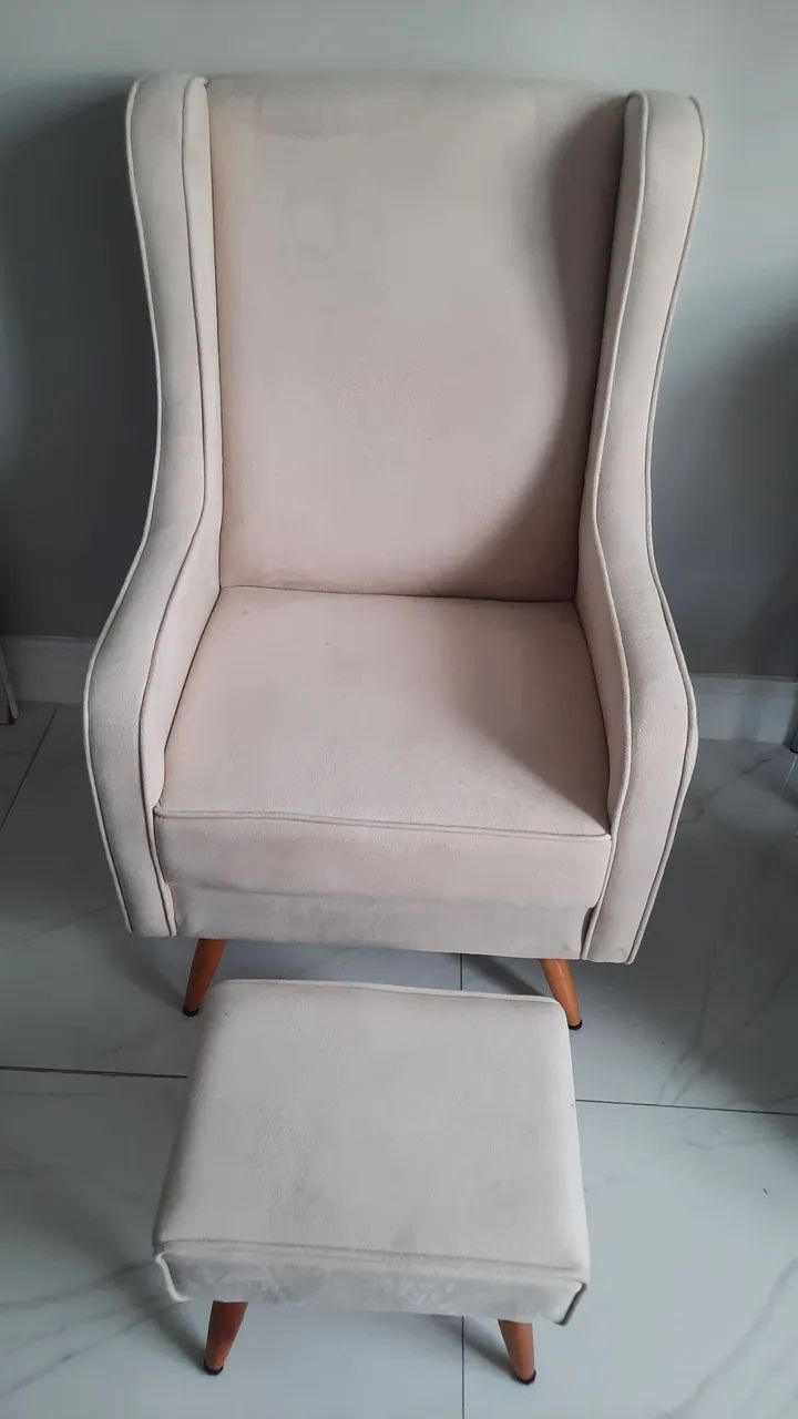 Poltrona Amamentação com Puff. 