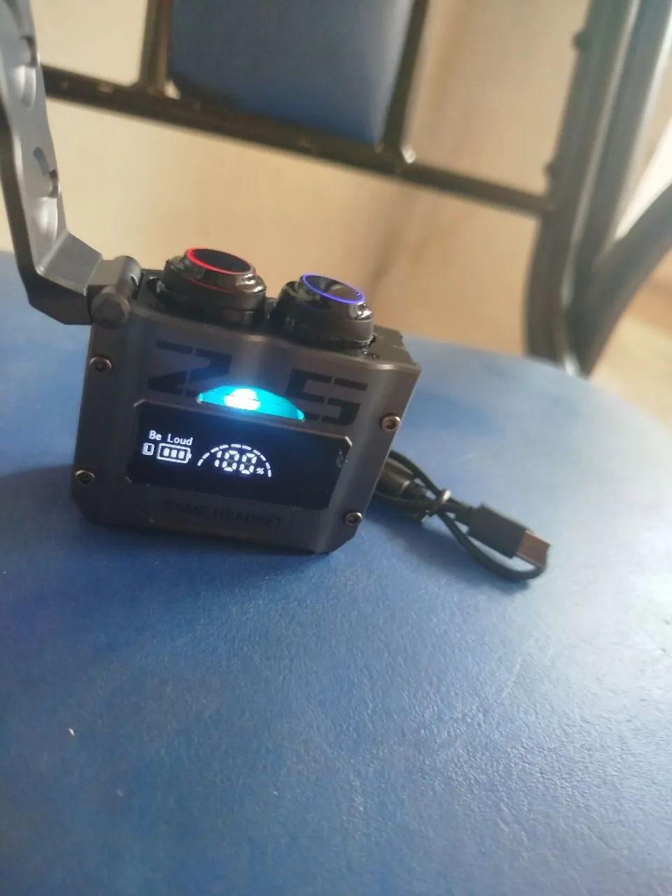 Elegante fones de ouvidos e carregador portátil 2 em 1 bem prático e útil no dia a dia. - Foto 3