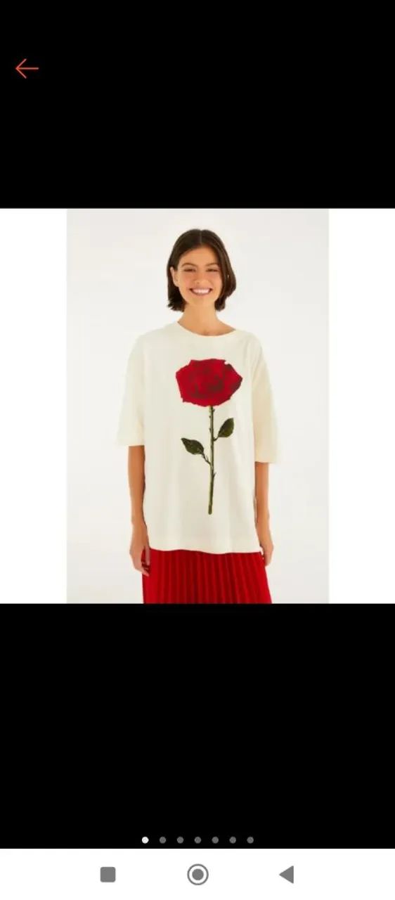 Camiseta branca com rosa vermelha