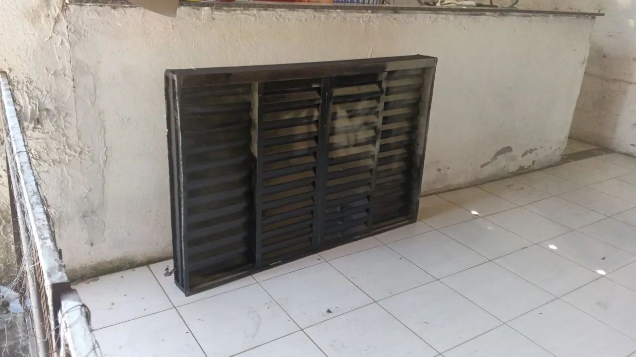 Vende janela veneziana completo e portão 64595629786497121