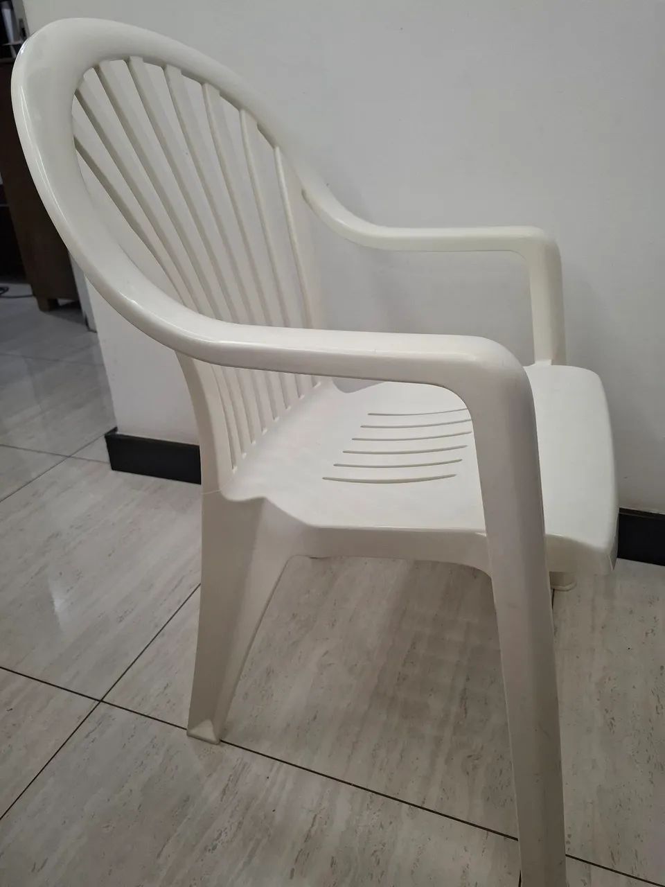 Cadeira Plástica Branca - Conforto e Praticidade