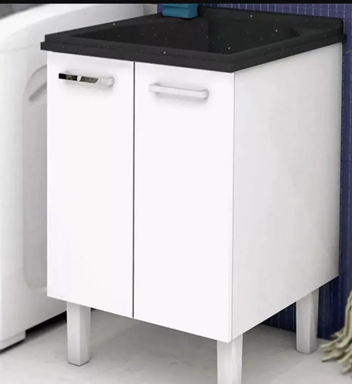Gabinete e tanque preto para lavanderia