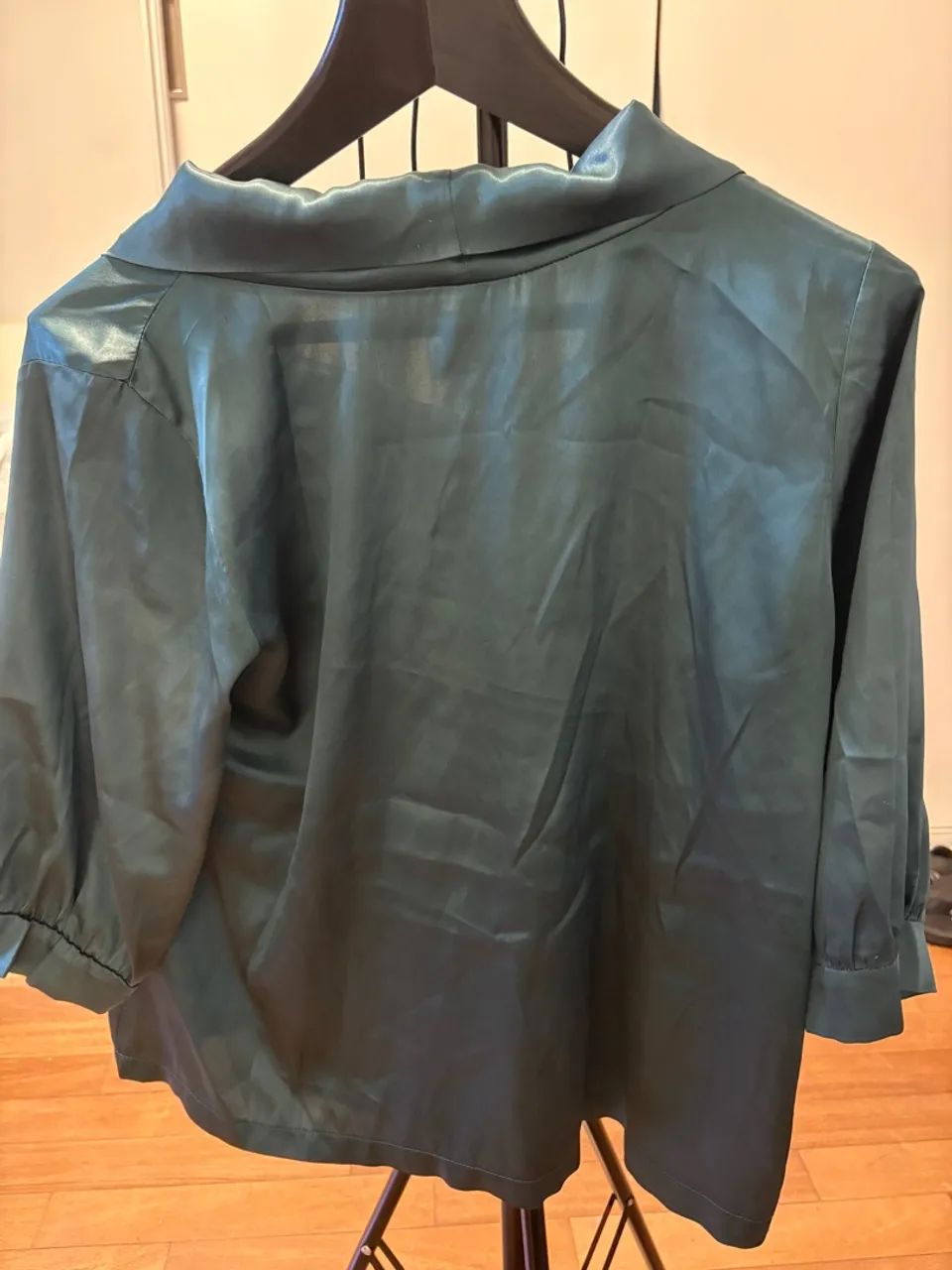Blusa verde em cetim, tamanho M - Foto 4