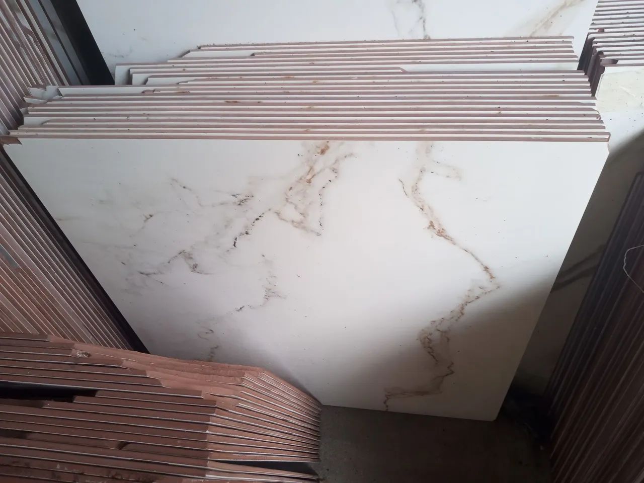Pisos de Semi Porcelanato Branco com Veios Dourados 66 x 66 