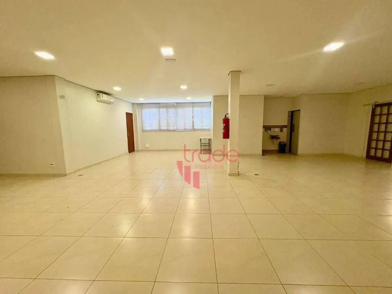 Salão Comercial Amplo para Locação no Bairro Nova Ribeirânia em Ribeirão Preto com 01 Sala - Foto 3