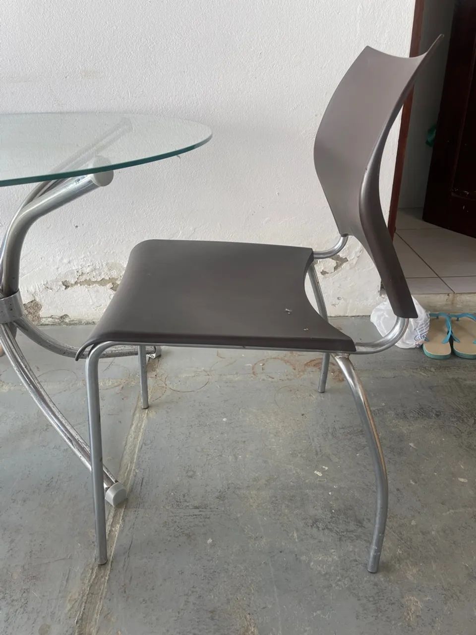 Mesa com Tampo de Vidro e 3 Cadeiras - Foto 2