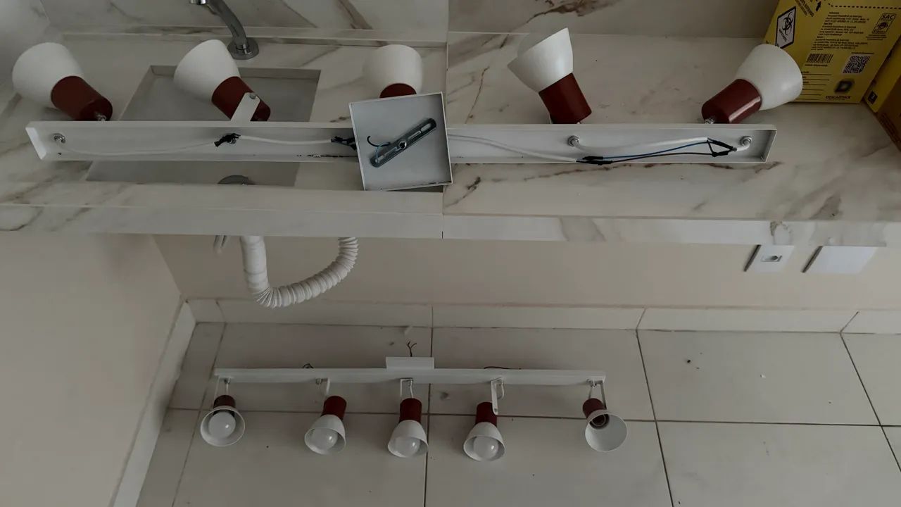 2 luminárias de teto com 5 spots cada