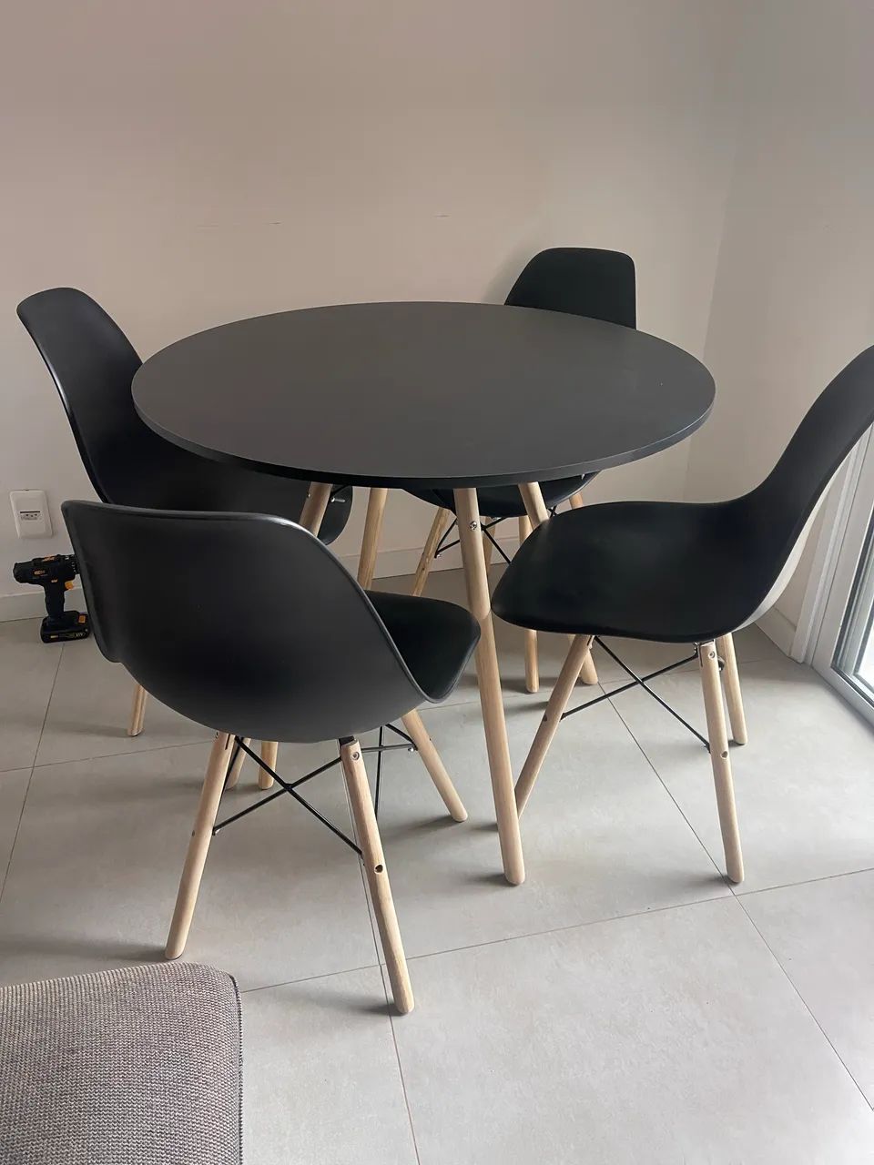 Conjunto de Mesa Eiffel com 4 Cadeiras OFERTA