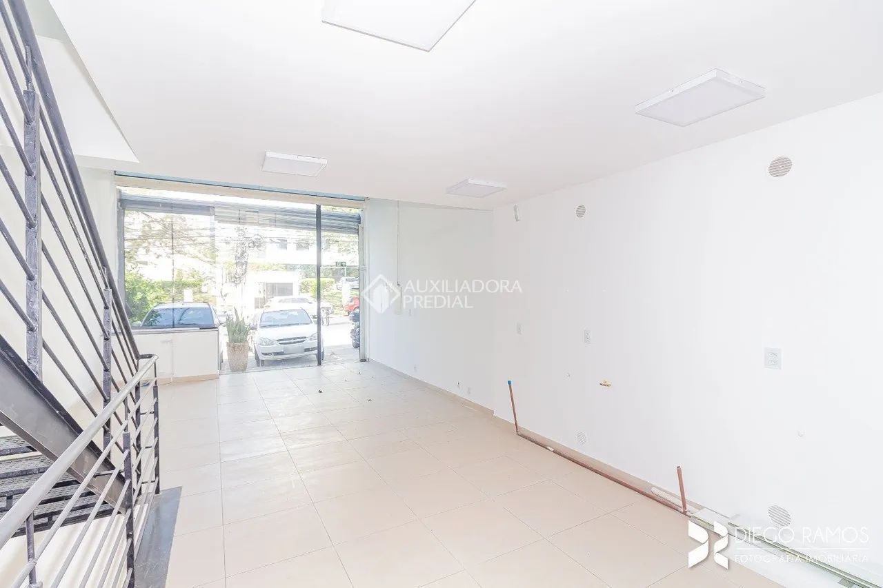 Loja Comercial Reformada para Locação - 2 Andares + Vitrine de Vidro - Foto 3