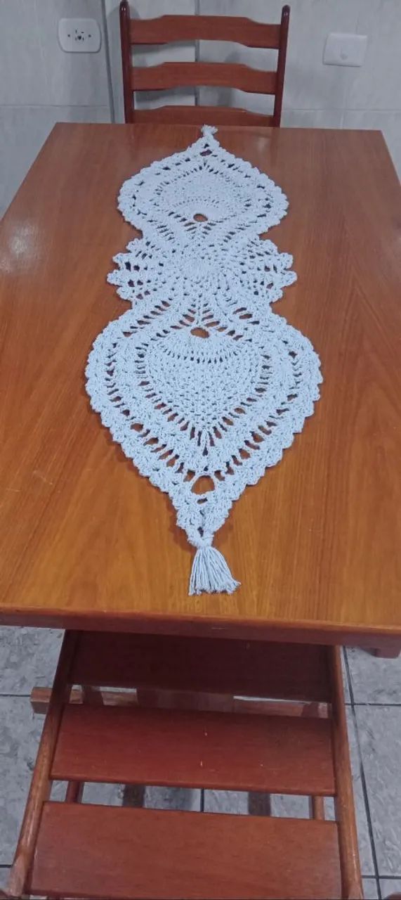 Trilho de mesa confeccionado  em barbante  fom 1,35 m  ma cor branca