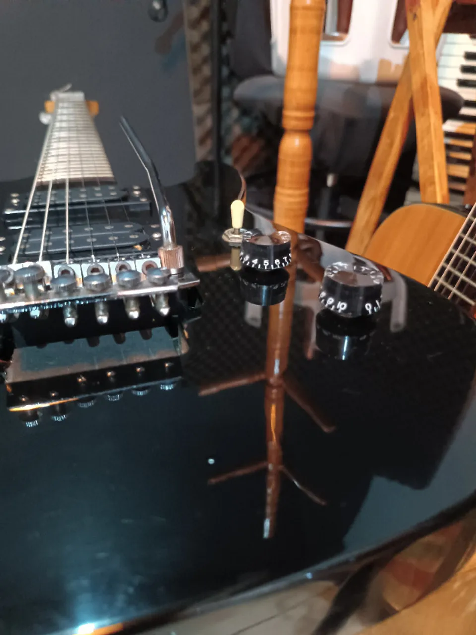 Guitarra FloydRose - Stratocaster Stag c/ bag, correia e porta paletas