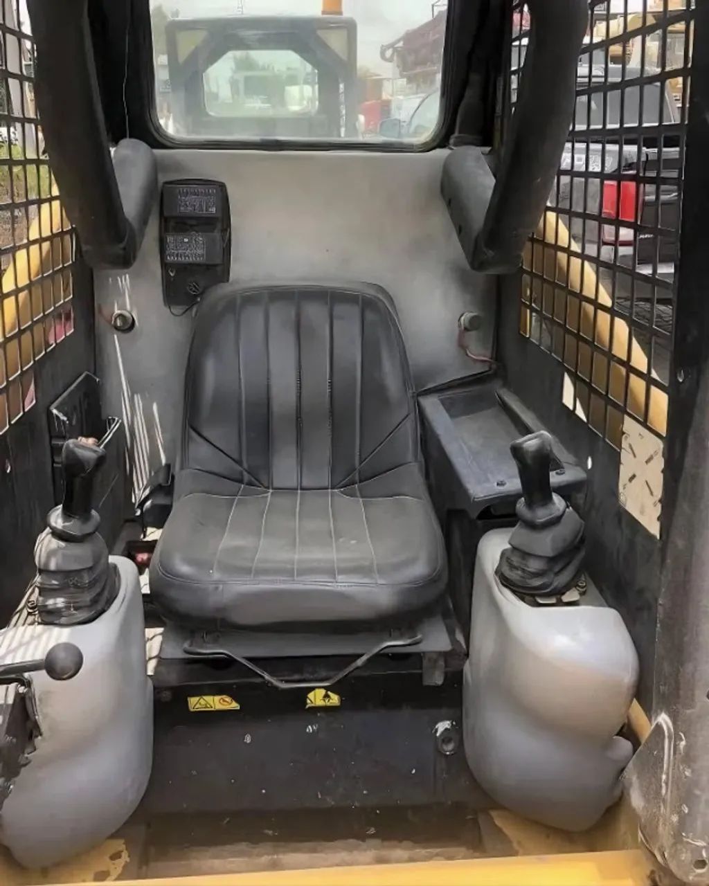 Mini Carregadeira Caterpillar 226B3 Ano 2014 - Foto 6