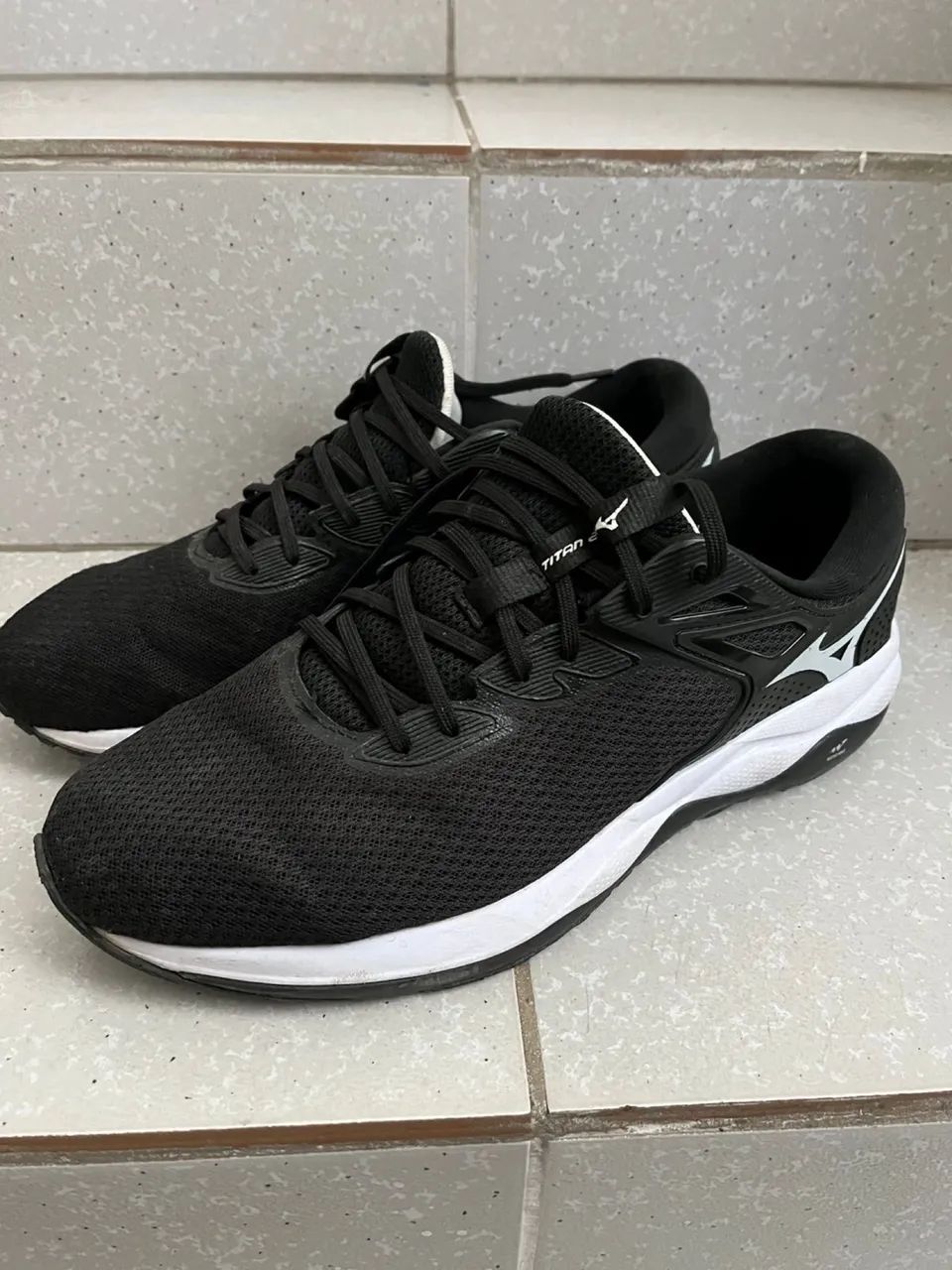 Mizuno BEIRA RIO27.0cm ホワイト/ブラック Tênis Mizuno preto com faixa branca e detalhes preto de esporte