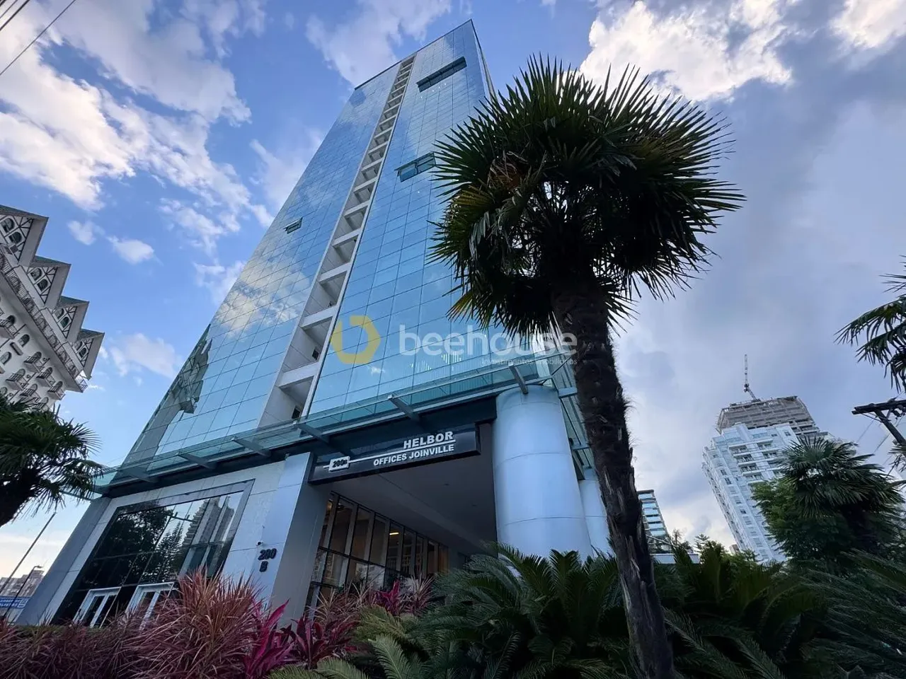 Excelente Sala Comercial no Helbor Office Joinville!- Mobiliada e pronta para o uso.