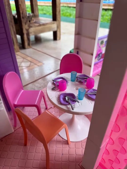 Casinha de Bonecas Completa com Mesa e Cadeiras