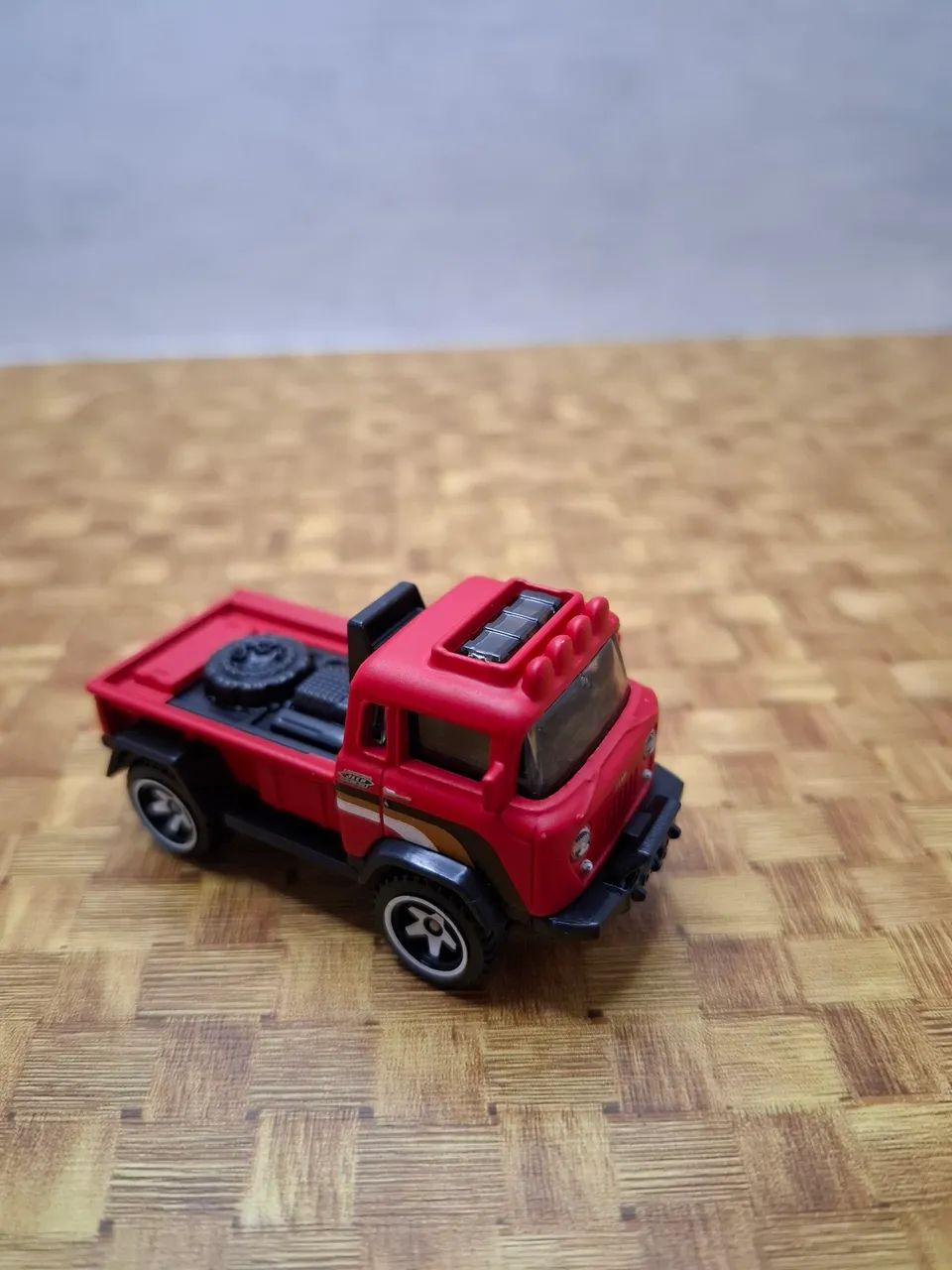 Kit com 2 HotWheels + Brinde - Foto 2