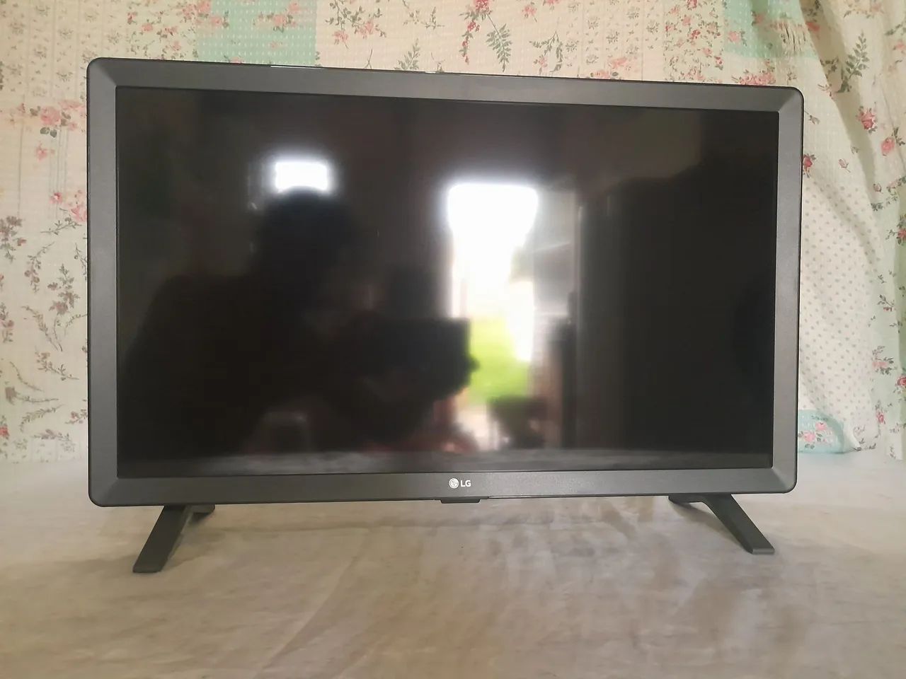 LG 24-inch Smart TV!!64167722856579121