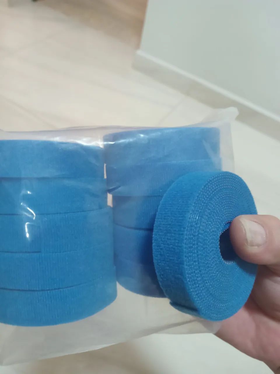 Fita Adesiva dupla face para Organizar Cabos - Azul - Foto 2