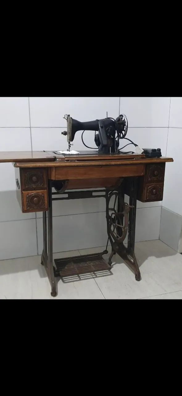 Máquina Singer pretinha antiga 