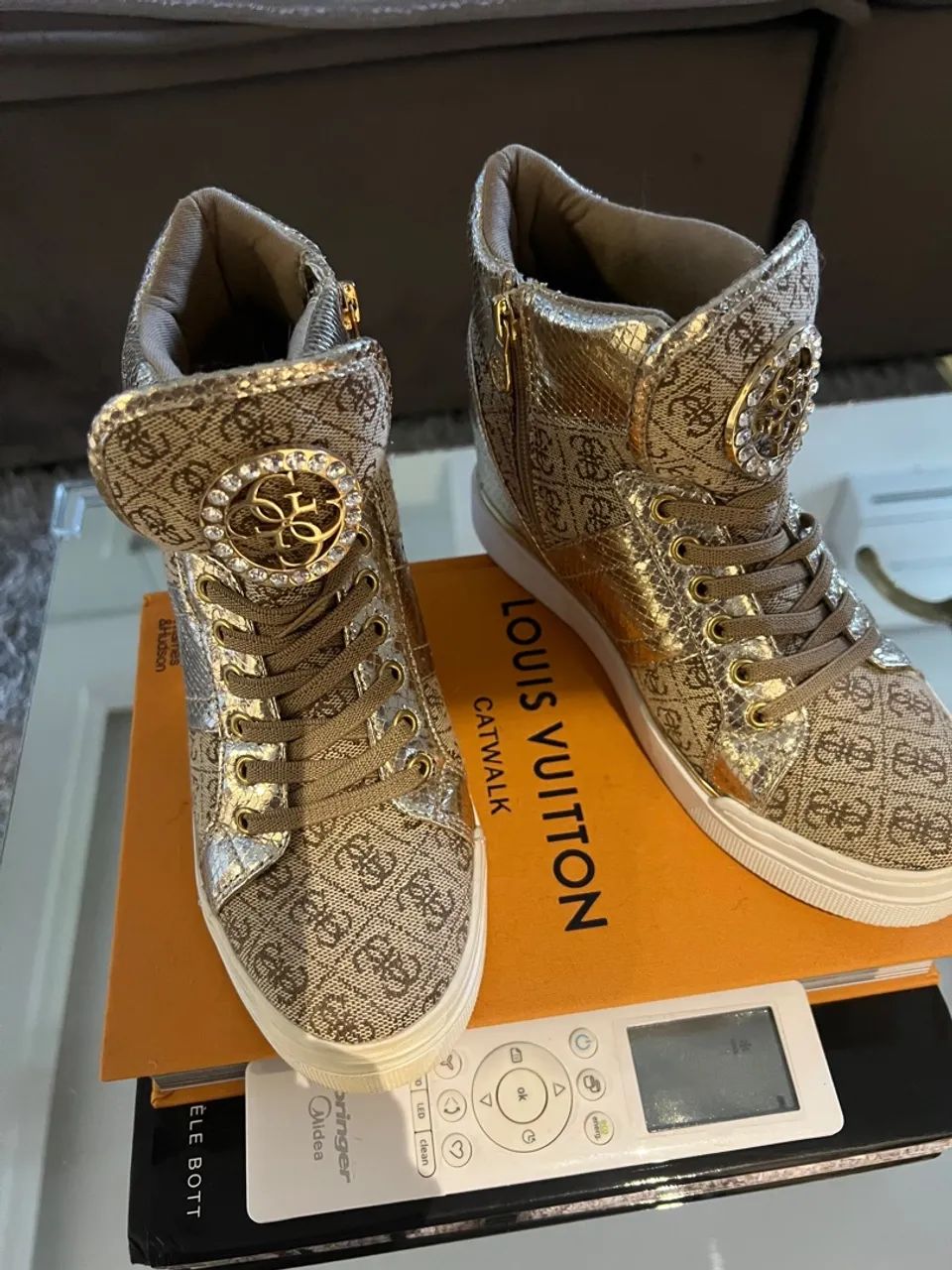 Tênis lindíssimo da Guess comprado na Europa  - Foto 5