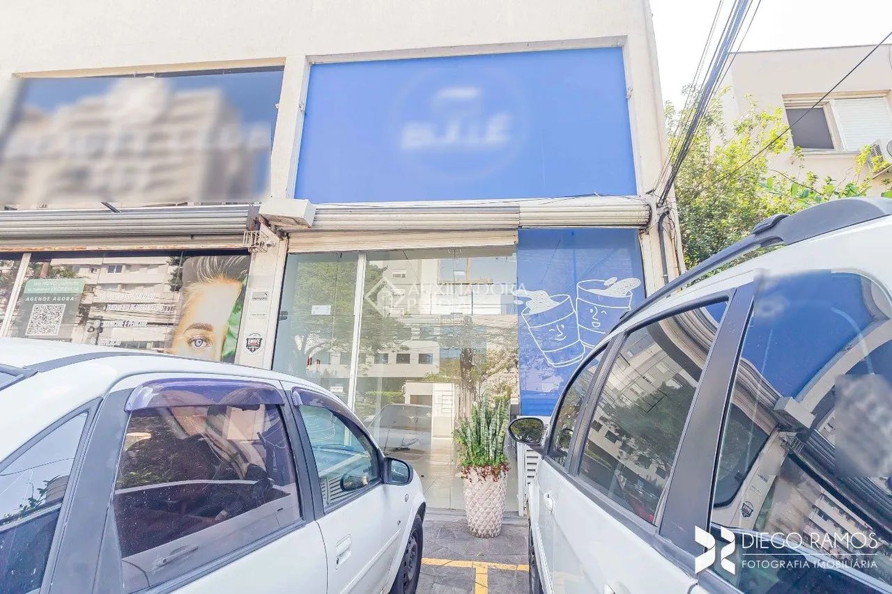 Loja Comercial Reformada para Locação - 2 Andares + Vitrine de Vidro