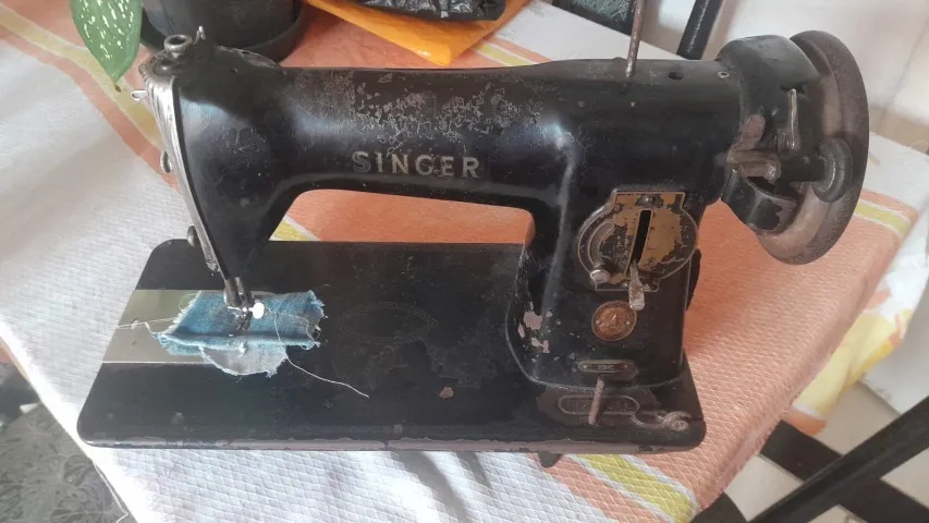Vendo máquina Singer barra grossa