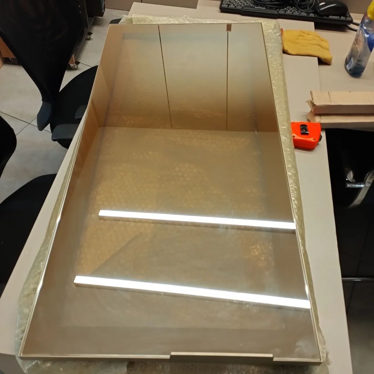 Porta com perfil em alumínio e vidro bronze