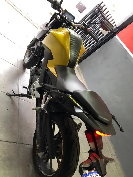 Honda CB Twister 300 dourada  - impecável! - Foto 4