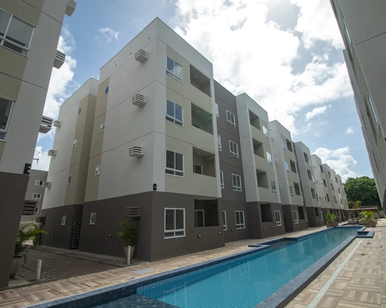Aluga-se apartamento NOVO no Valentina