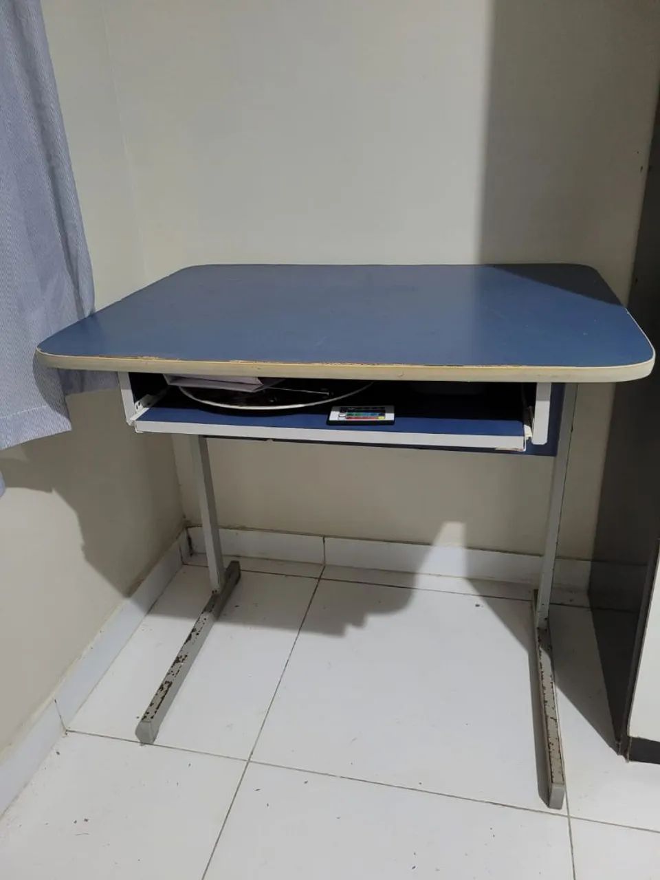 Escrivaninha Azul Simples e Funcional